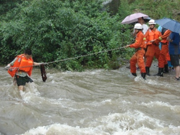 奋不顾身 舍命救人——峨眉消防中队和景区中队联手成功营救16名被困